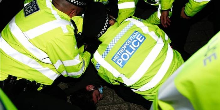 UK: Two police officers injured in clashes in Bristol