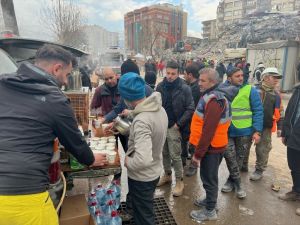 Turkish off-road riders take a break to help quake victims