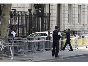1 arrested after car crashes into Downing Street gates in London
