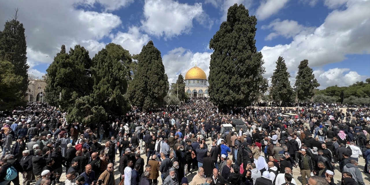 About 80,000 Muslims manage to enter Al-Aqsa Mosque to offer prayers on 1st Friday of Ramadan month
