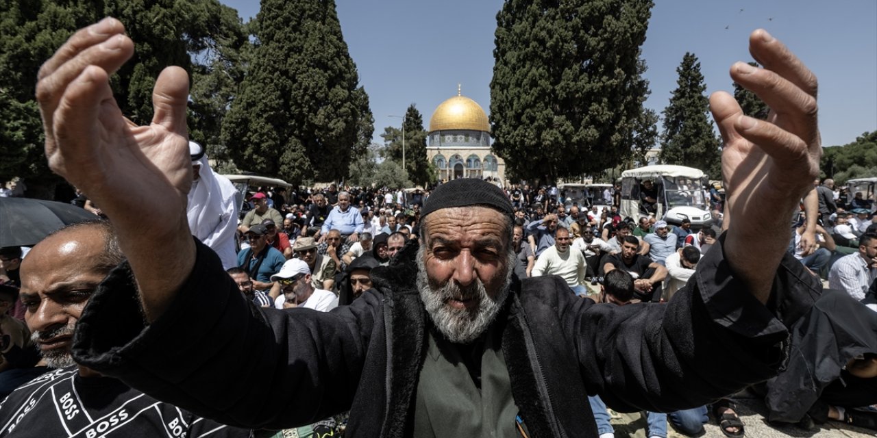 Thousands attend final Friday prayer of Ramadan at Al-Aqsa Mosque despite Israeli restrictions