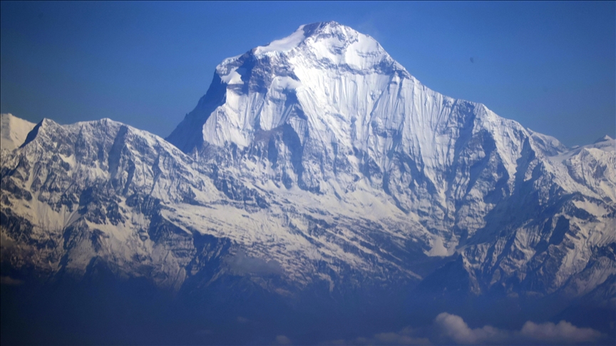 Nearly 1,000 trapped by blizzard on Tibetan side of Mount Everest