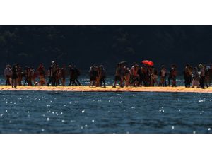 Massive Italian walkway lets people 'walk on water'