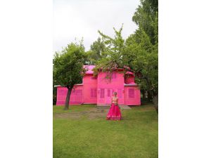 Refugee women find solace in Swedish crochet project