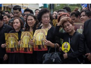 Thais gather to sing royal anthem in honor of late king