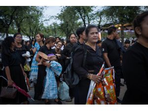 Thais gather to pay respects before late king’s urn