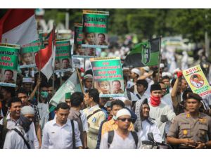 UPDATE - Huge crowds gather to call for Jakarta governor probe