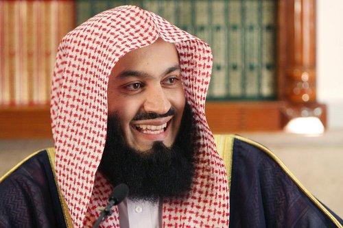 Mufti Menk gives Ghusul to his cats