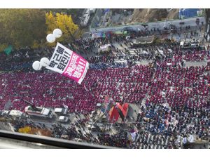 UPDATE 3 - Huge rally in Seoul demands president's resignation