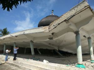 UPDATE 6 - Indonesia: At least 92 dead after quake rocks Aceh