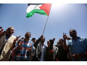 Palestinians wed in show of support for hunger strikers