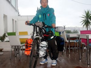 Japanese cyclist arrives in Turkish Aegean