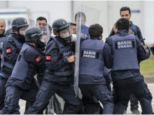 International journalists acquire war safety skills