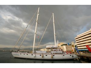 Blue Panda sets sail around Turkey to stem plastic tide