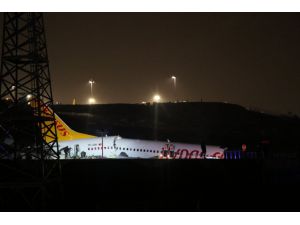 Turkey: Plane skids off runway in airport in Istanbul