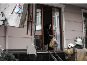 Turkey: Evacuated building collapses in Istanbul