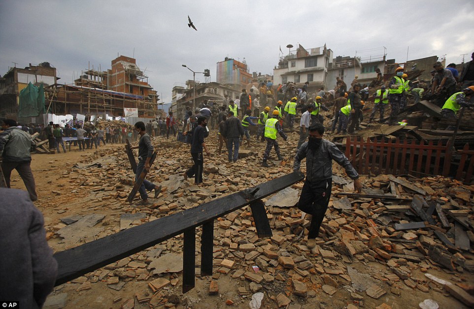Nepal shaken by magnitude 7.8 earthquake, followed by avalanche