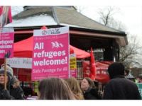 Pro-migration demonstration interrupted by far-right group in UK