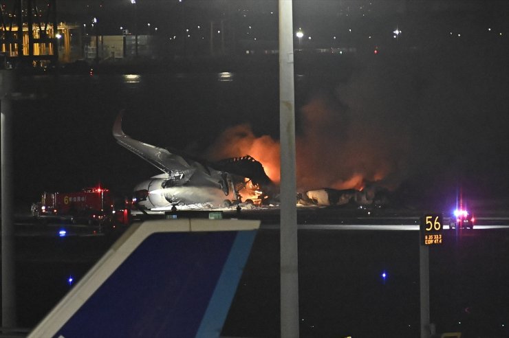 UPDATE 3 - 5 dead after collision between Japan Airlines, coast guard planes at Tokyo airport
