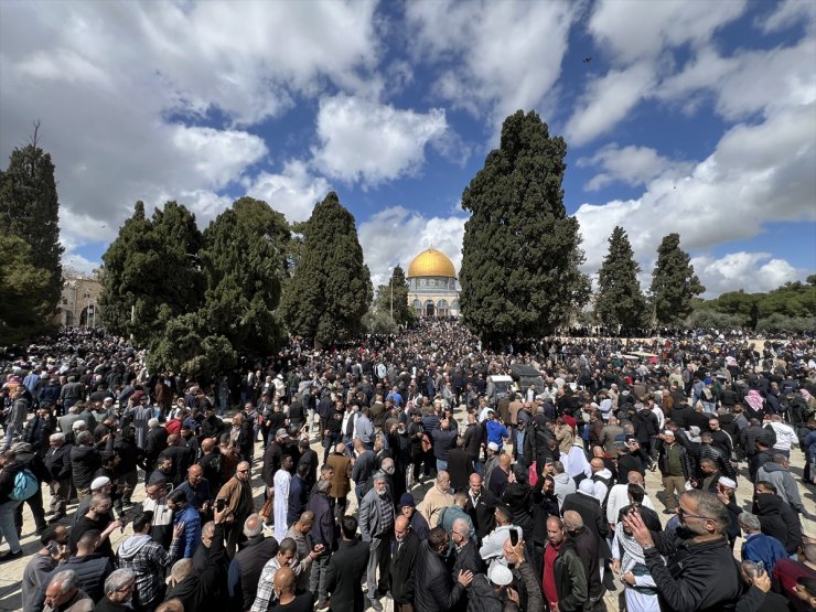 About 80,000 Muslims manage to enter Al-Aqsa Mosque to offer prayers on 1st Friday of Ramadan month