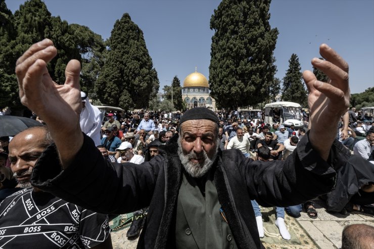Thousands attend final Friday prayer of Ramadan at Al-Aqsa Mosque despite Israeli restrictions