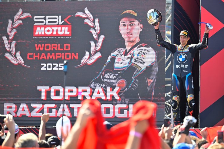 UPDATE 2 -- Turkish motorcycle racer Toprak Razgatlioglu wins 2025 World Superbike Championship in Spain